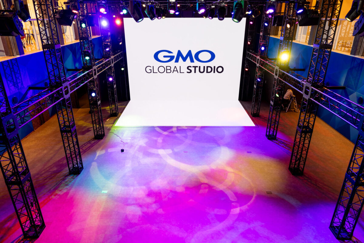 GMOグローバルスタジオに常設されている500インチを超える巨大LEDディスプレイ