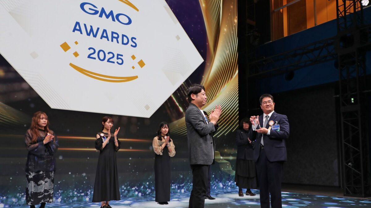 GMOアワード2025 トロフィー授与の様子