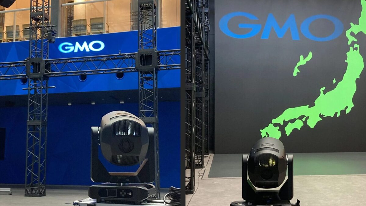 「GMO」ロゴがきれいに映し出された