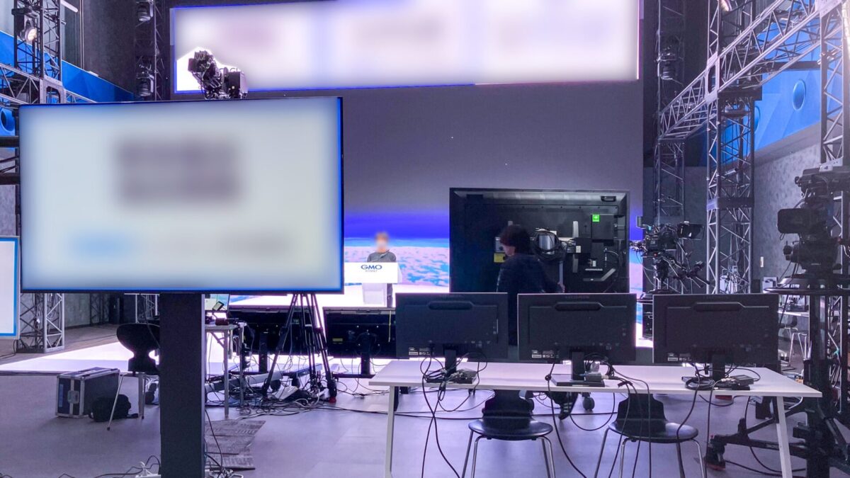 バーチャルオンリー型総会会場 LED上部にも情報を表示