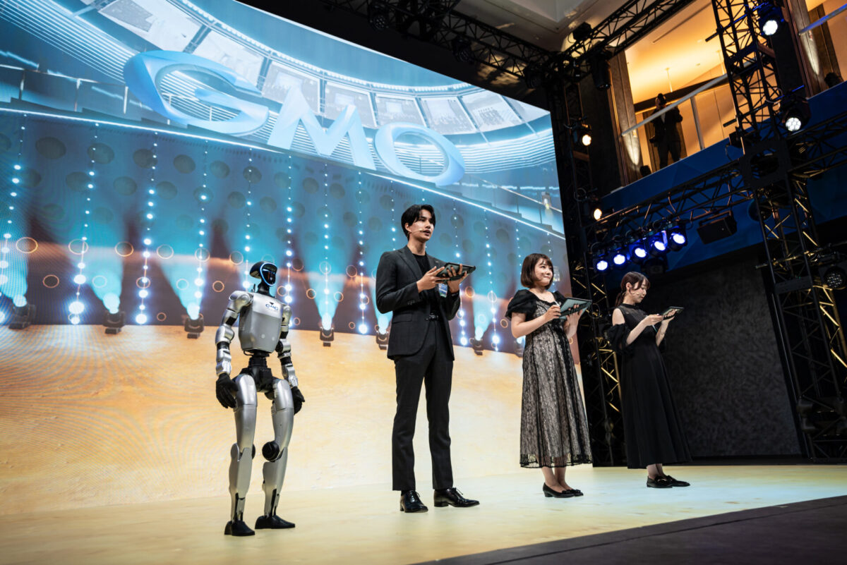 昨年に引き続き、ロボットがサブMCとして出演